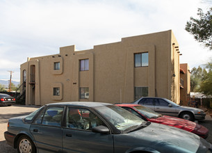 940 N Alvernon Way in Tucson, AZ - Building Photo - Building Photo