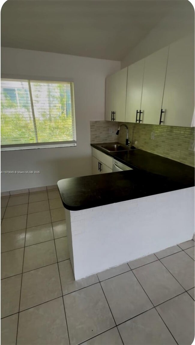 8023 Lake Dr in Doral, FL - Foto de edificio - Building Photo