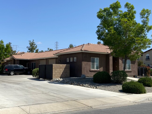 6802 Edgeview Dr in Bakersfield, CA - Building Photo - Building Photo