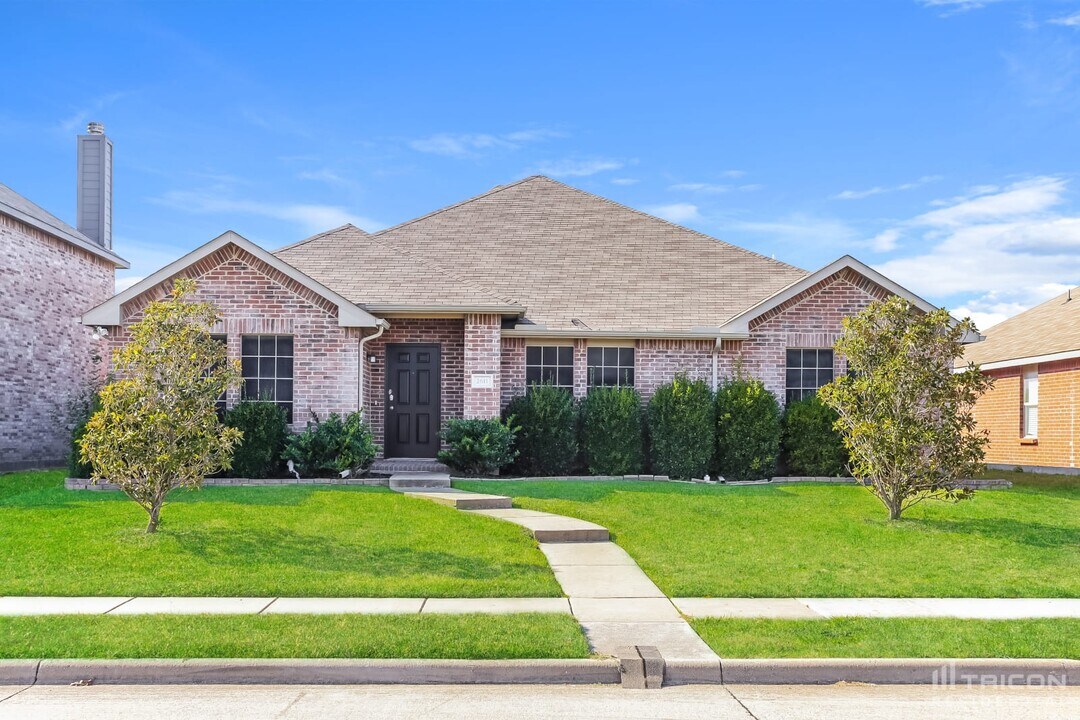 2611 Frederick St in Lancaster, TX - Building Photo