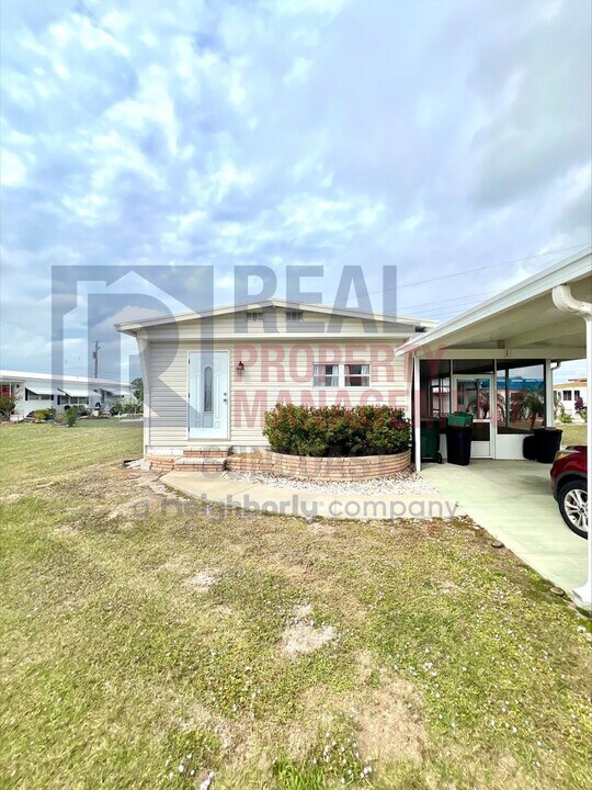 1753 Midlothian St in Sarasota, FL - Building Photo