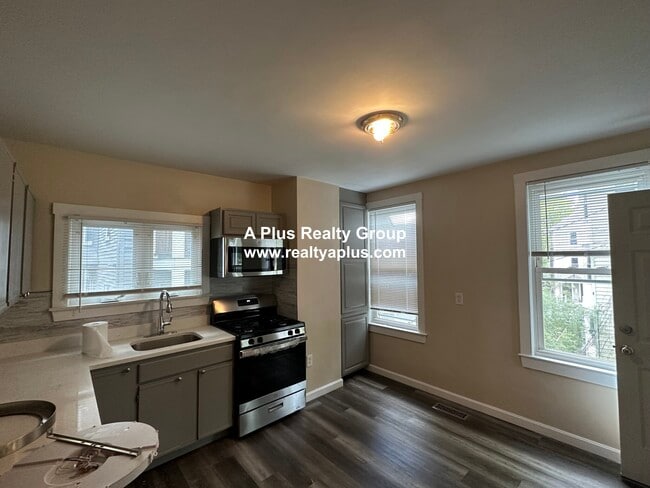 3243 Washington St in Boston, MA - Foto de edificio - Building Photo