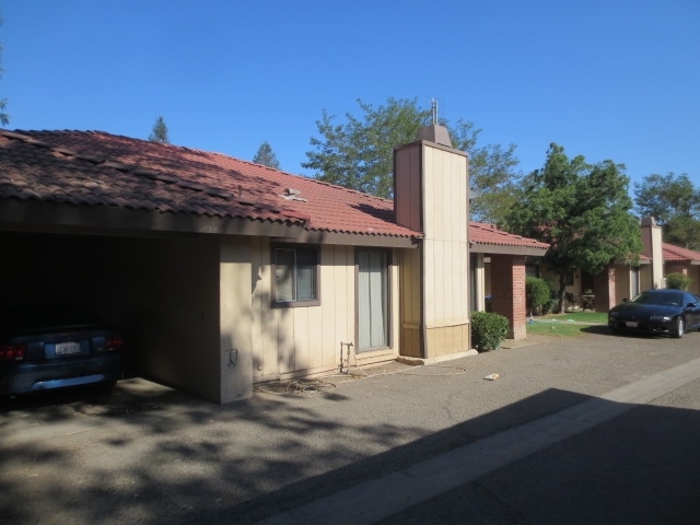 3551-3557 S County Center Dr in Visalia, CA - Building Photo