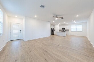 2404 Tucker Ln in Austin, TX - Building Photo - Building Photo