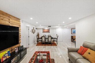 2820 Riverside Dr in Coral Springs, FL - Building Photo - Building Photo