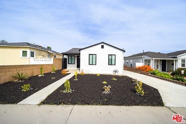 1368 W Summerland Ave in Los Angeles, CA - Building Photo - Building Photo