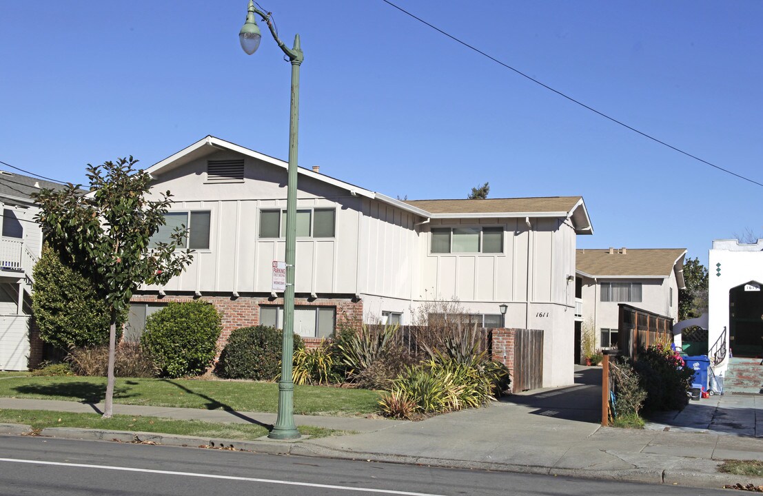 1611 Santa Clara Ave in Alameda, CA - Foto de edificio