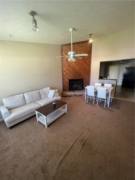 2303 W Creek Ln