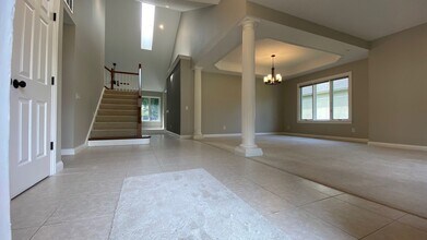 5665 Stone Lake Dr in Dayton, OH - Building Photo - Building Photo