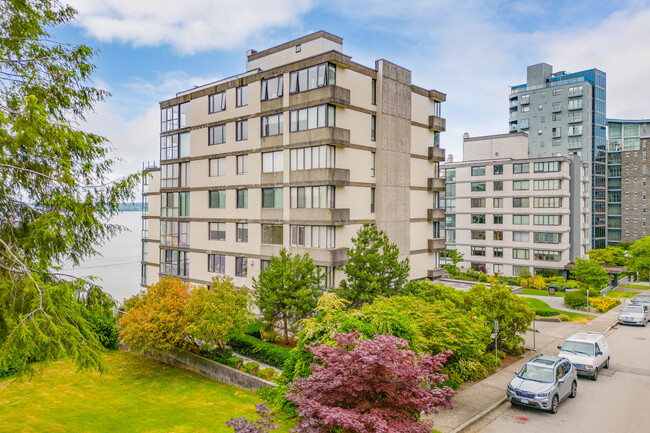 2090 Argyle Av in West Vancouver, BC - Building Photo - Building Photo