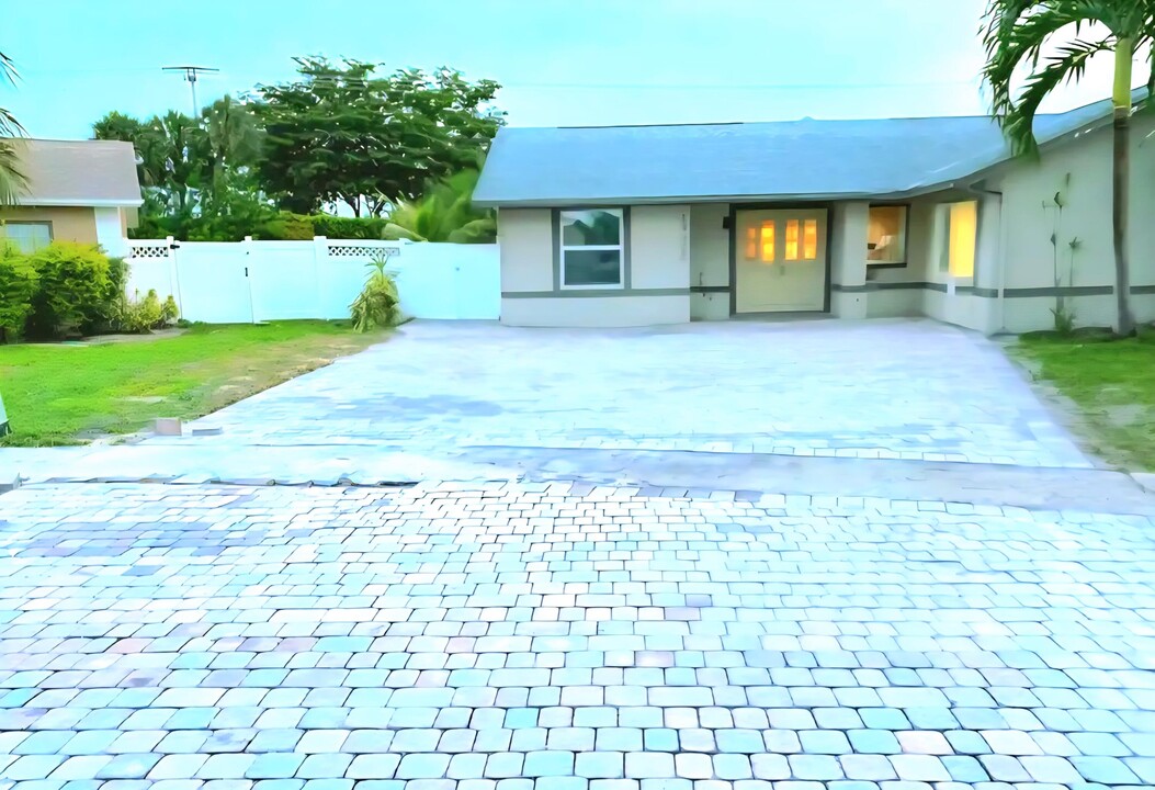 19323 Carolina Cir in Boca Raton, FL - Building Photo