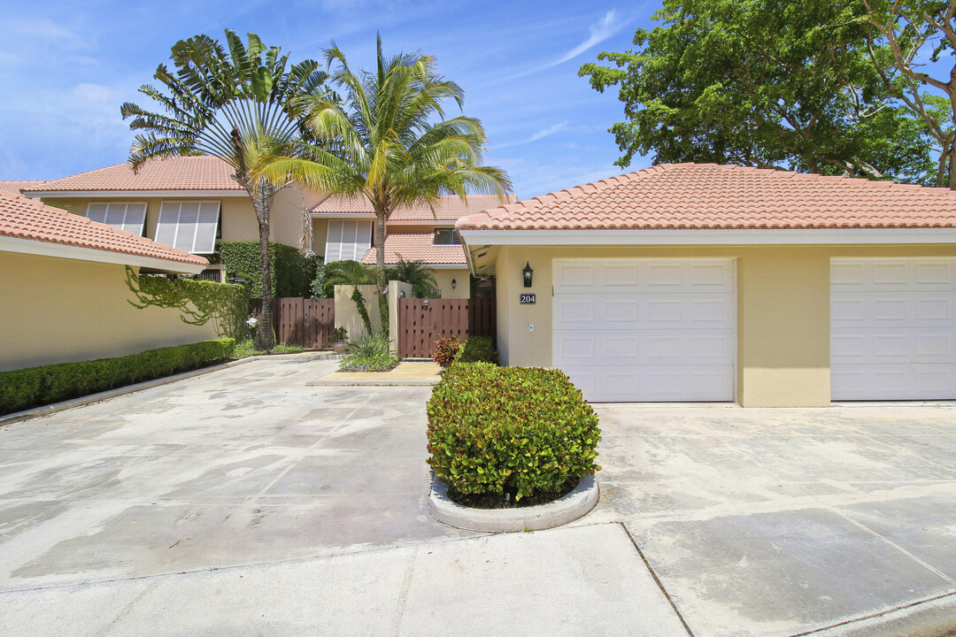 204 Old Meadow Way in Palm Beach Gardens, FL - Foto de edificio