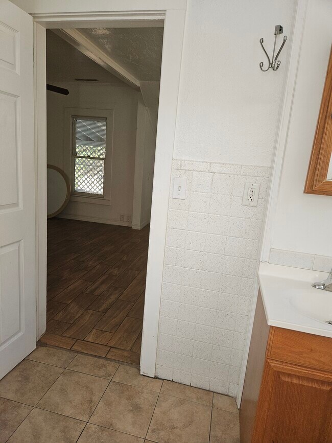 1363 Tioga Ave. in Clearwater, FL - Foto de edificio - Building Photo