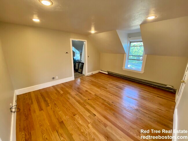 335 Baker St, Unit 2 in Boston, MA - Building Photo - Building Photo