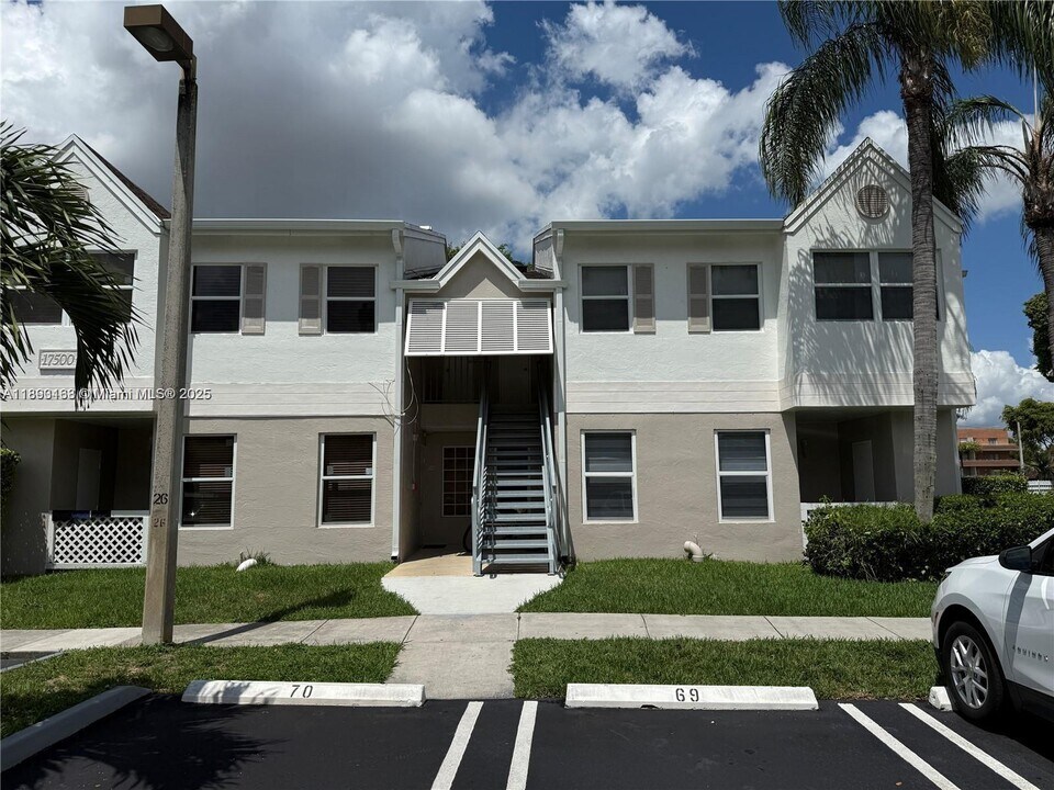 17500 NW 67th Pl in Hialeah, FL - Building Photo
