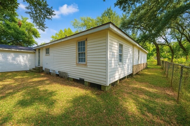 5717 Eunice St in Texas City, TX - Foto de edificio - Building Photo