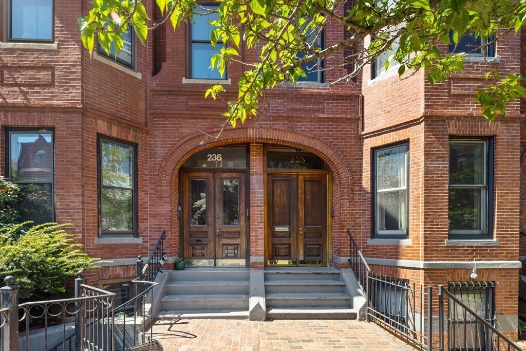 236 W Newton St in Boston, MA - Building Photo