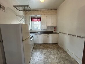 223 S Broad St in Grove City, PA - Building Photo - Building Photo