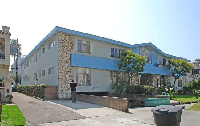 130 N Hamilton Dr in Beverly Hills, CA - Building Photo - Building Photo