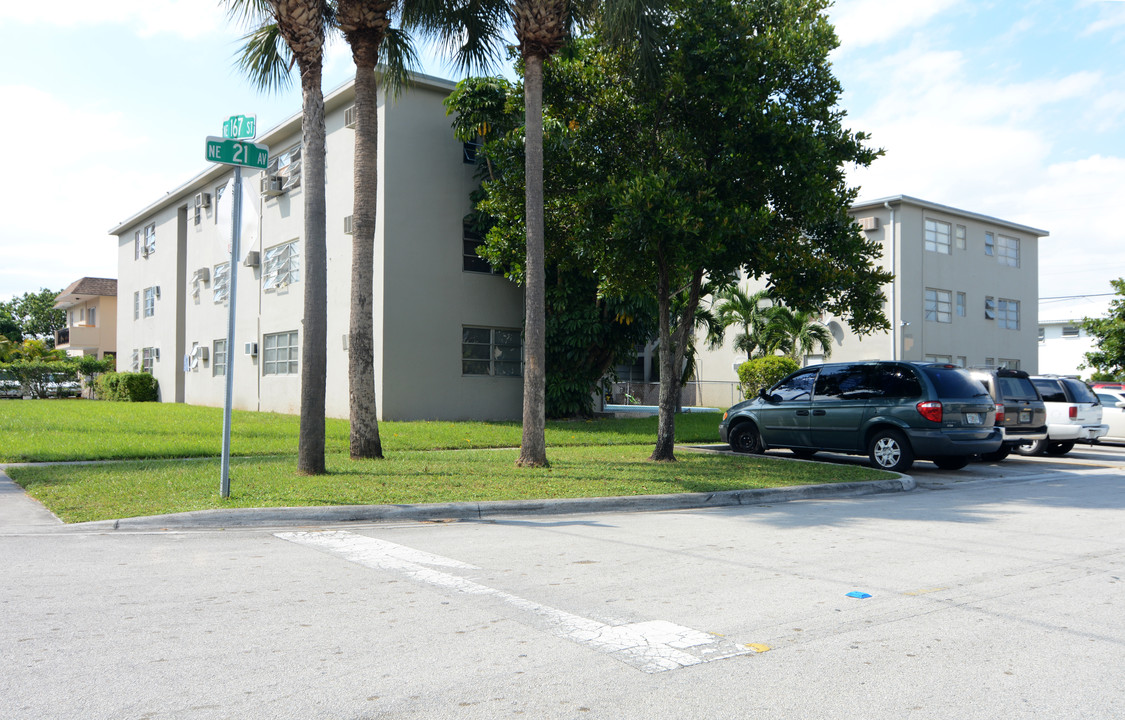 Milano Apartments in North Miami Beach, FL - Building Photo