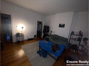 8 Sewall St, Unit 1 in Roxbury Crossing, MA - Foto de edificio - Building Photo