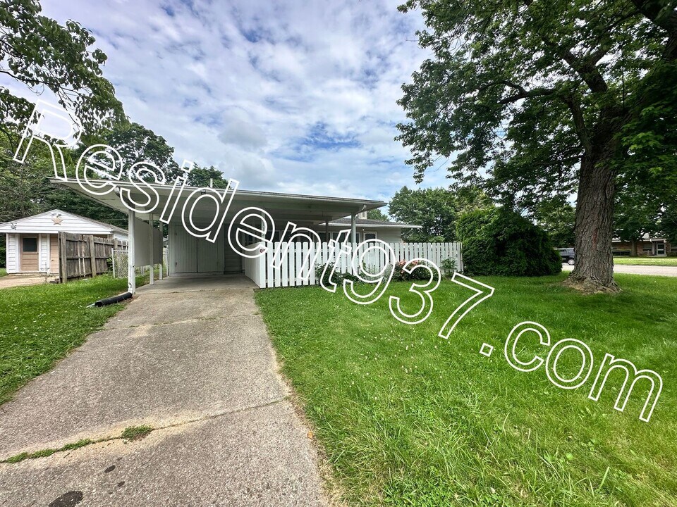 2132 Colton Dr in Dayton, OH - Building Photo