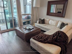 11 Bronte Rd in Oakville, ON - Building Photo - Building Photo