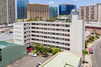 Holiday Terrace in Honolulu, HI - Building Photo - Building Photo