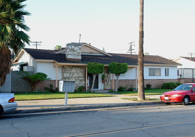 2138 E Almont Ave in Anaheim, CA - Building Photo - Building Photo