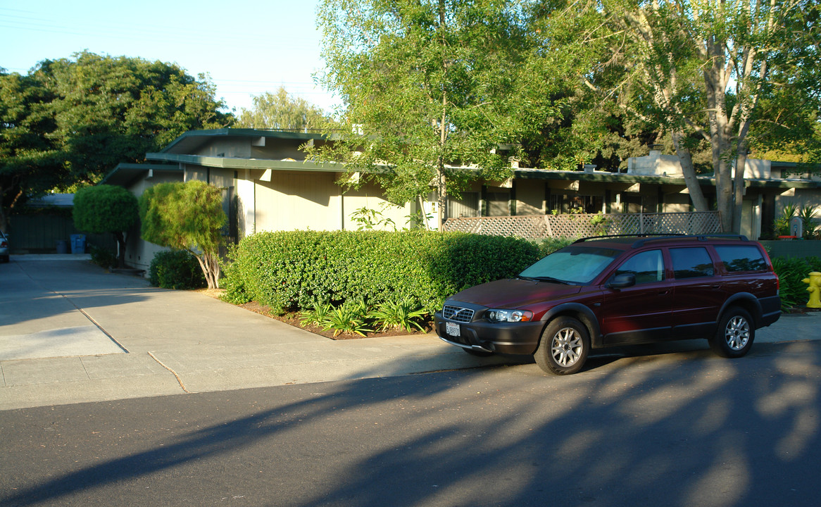 1081 Tanland Dr in Palo Alto, CA - Foto de edificio