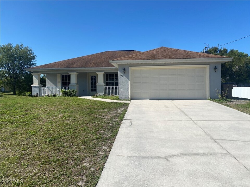 668 Homestead Rd S in Lehigh Acres, FL - Building Photo
