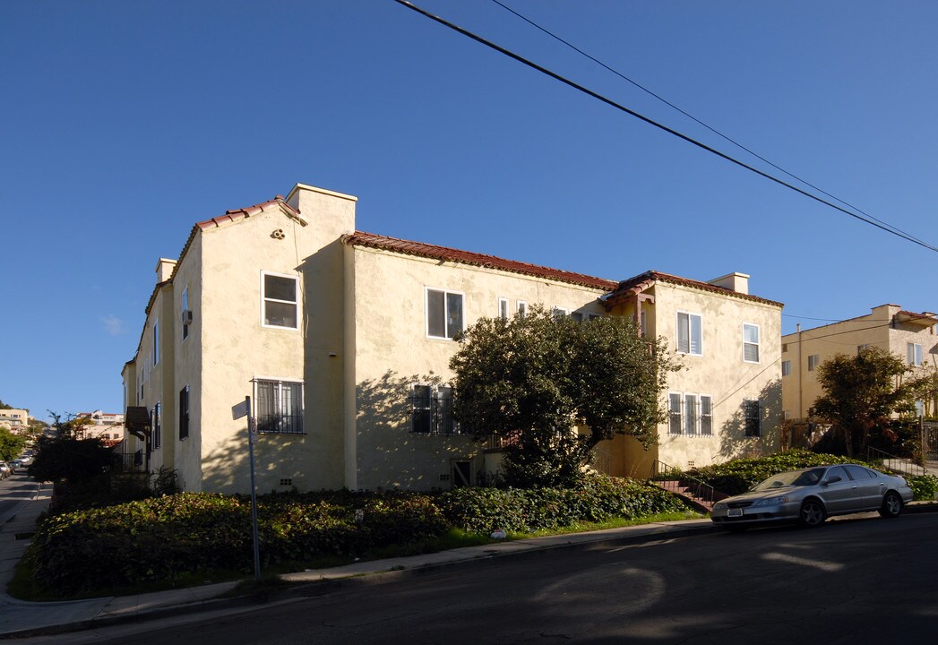 837 White Knoll Dr in Los Angeles, CA - Foto de edificio