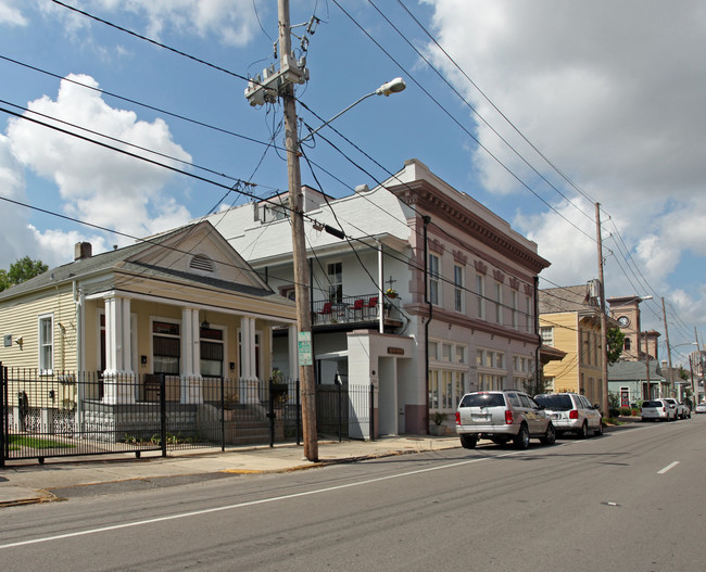 323 Morgan St in New Orleans, LA - Building Photo - Building Photo