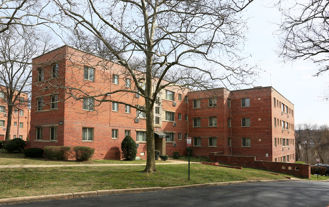 South Pointe Apartments in Temple Hills, MD - Foto de edificio - Building Photo