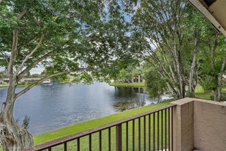 1851 NW 96th Terrace in Pembroke Pines, FL - Foto de edificio - Building Photo