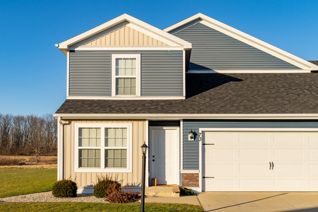 Perry Creek Townhomes - Midland, MI in Midland, MI - Foto de edificio