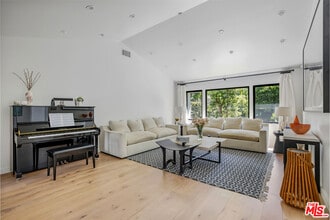 521 Loring Ave in Los Angeles, CA - Building Photo - Building Photo