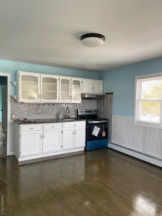 14 Pine Acres Blvd in Deer Park, NY - Foto de edificio - Building Photo