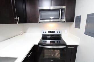 Oxnard Terrace in Van Nuys, CA - Building Photo - Building Photo