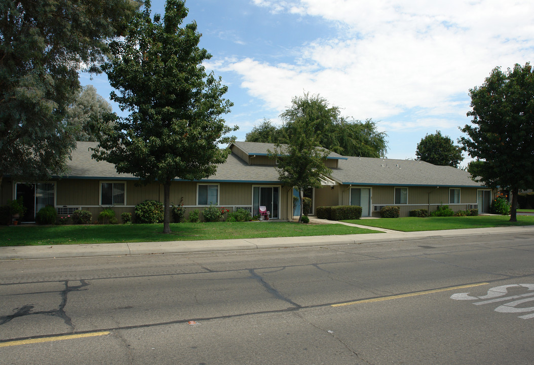 Leebar Village in Selma, CA - Building Photo