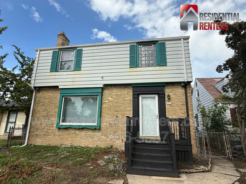 3914 W Hampton Ave in Milwaukee, WI - Building Photo