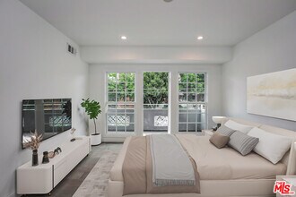 1105 Alta Loma Rd in West Hollywood, CA - Foto de edificio - Building Photo