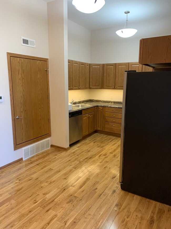 802 4th Ave, Unit 202 in Grinnell, IA - Building Photo - Building Photo