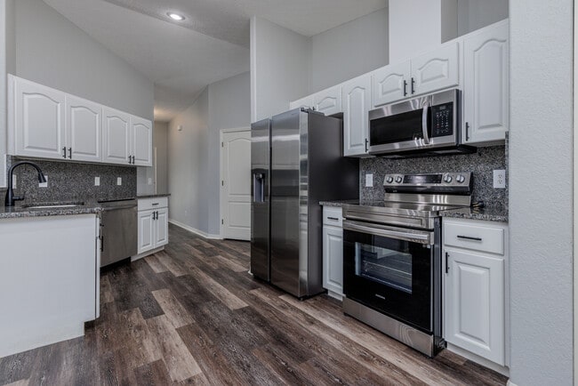 320 N Fresno Ave in Hernando, FL - Foto de edificio - Building Photo