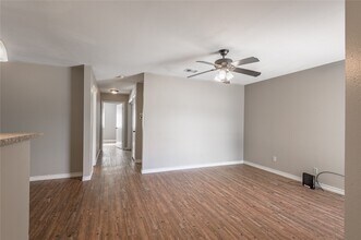 2404 Sycamore Ave in Huntsville, TX - Foto de edificio - Building Photo