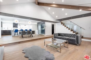 18721 Hatteras St in Los Angeles, CA - Building Photo