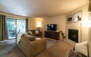 6745 SW Scholls Ferry Rd, Unit Charming 2 bedroom Condo in Beaverton, OR - Building Photo - Building Photo