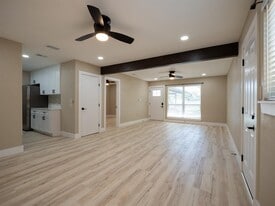 8314 Bowling Green Dr in Austin, TX - Building Photo