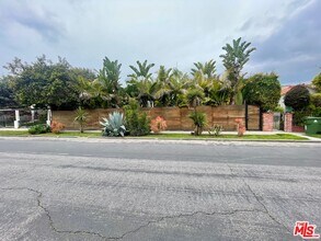 713 Vernon Ave in Los Angeles, CA - Building Photo - Building Photo