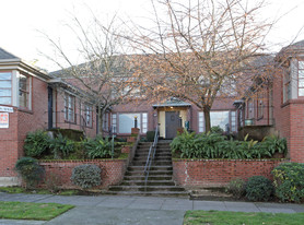 1910-1920 NE Davis St Apartments